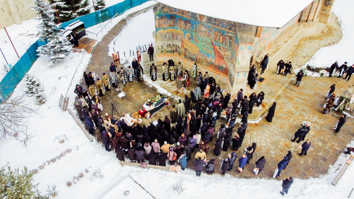 Prima stareță a Mănăstirii Voroneț a fost condusă pe ultimul drum pământesc 205897