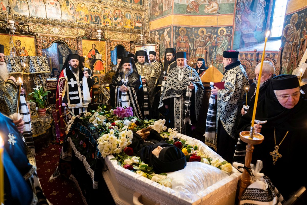 Prima stareță a Mănăstirii Voroneț a fost condusă pe ultimul drum pământesc 205899