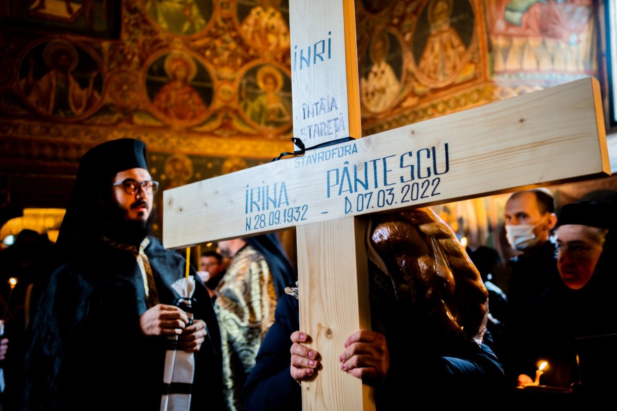 Prima stareță a Mănăstirii Voroneț a fost condusă pe ultimul drum pământesc 205900