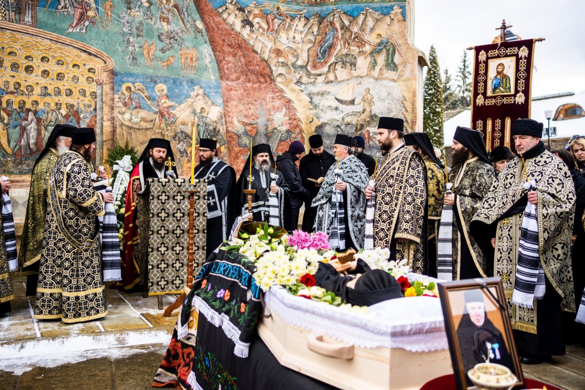 Prima stareță a Mănăstirii Voroneț a fost condusă pe ultimul drum pământesc 205901