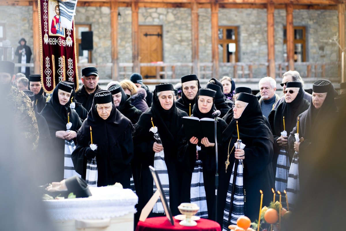 Prima stareță a Mănăstirii Voroneț a fost condusă pe ultimul drum pământesc 205911