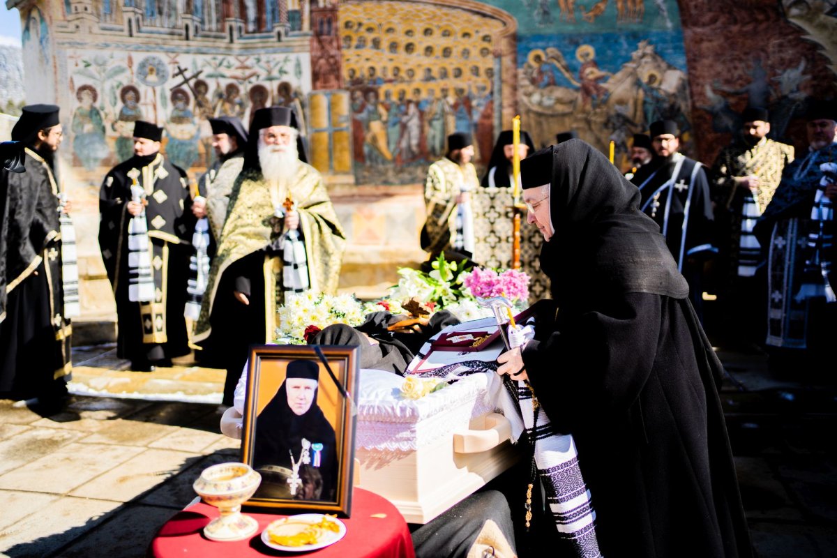 Prima stareță a Mănăstirii Voroneț a fost condusă pe ultimul drum pământesc 205919