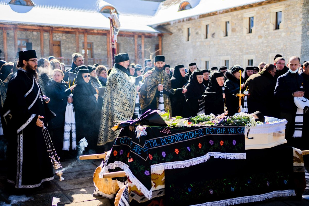 Prima stareță a Mănăstirii Voroneț a fost condusă pe ultimul drum pământesc 205922
