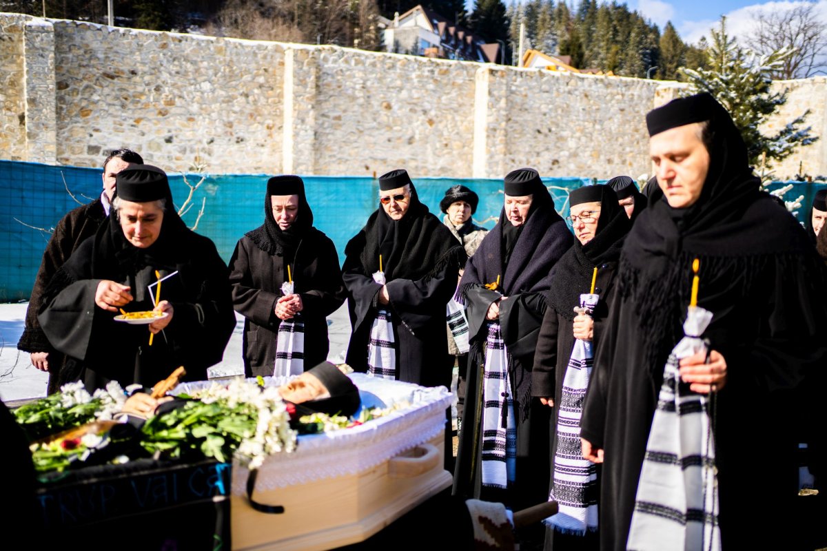 Prima stareță a Mănăstirii Voroneț a fost condusă pe ultimul drum pământesc 205928