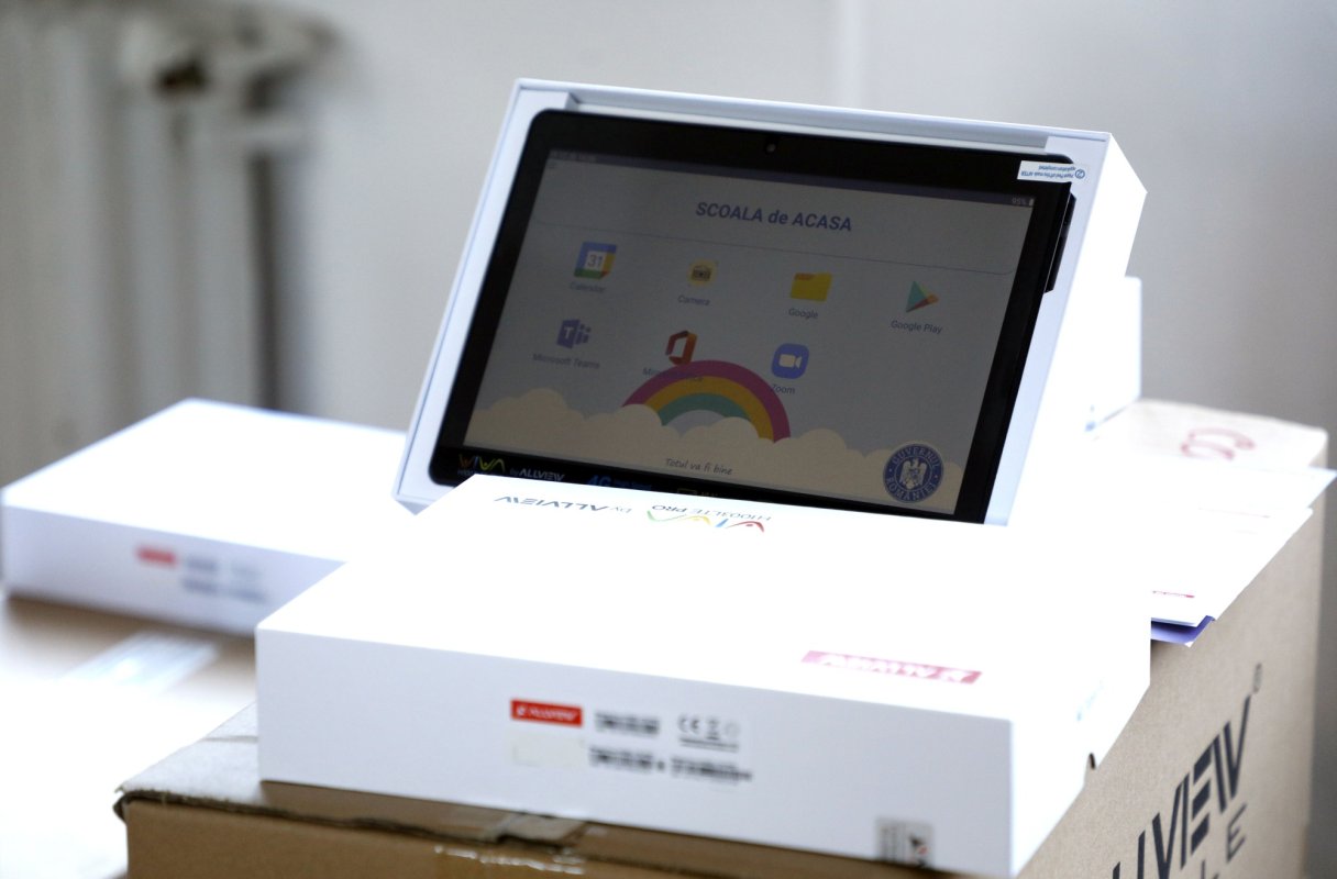 Jumătate de milion de elevi au primit tablete 205887