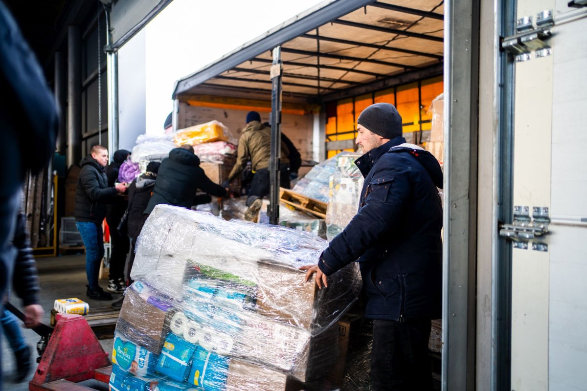 Un nou convoi umanitar din Arhiepiscopia Sucevei și Rădăuților a ajuns la Cernăuți 206159