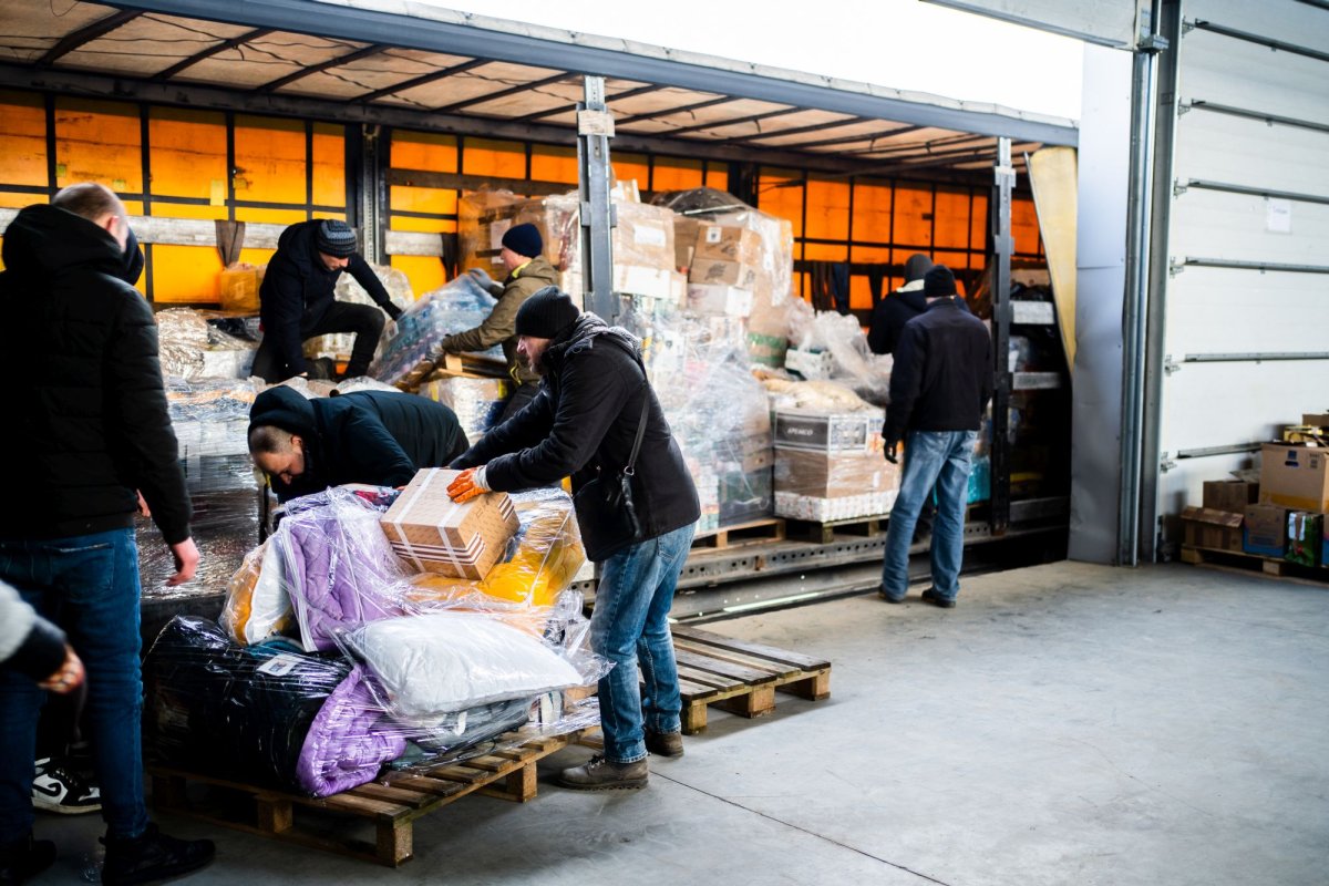 Un nou convoi umanitar din Arhiepiscopia Sucevei și Rădăuților a ajuns la Cernăuți 206160