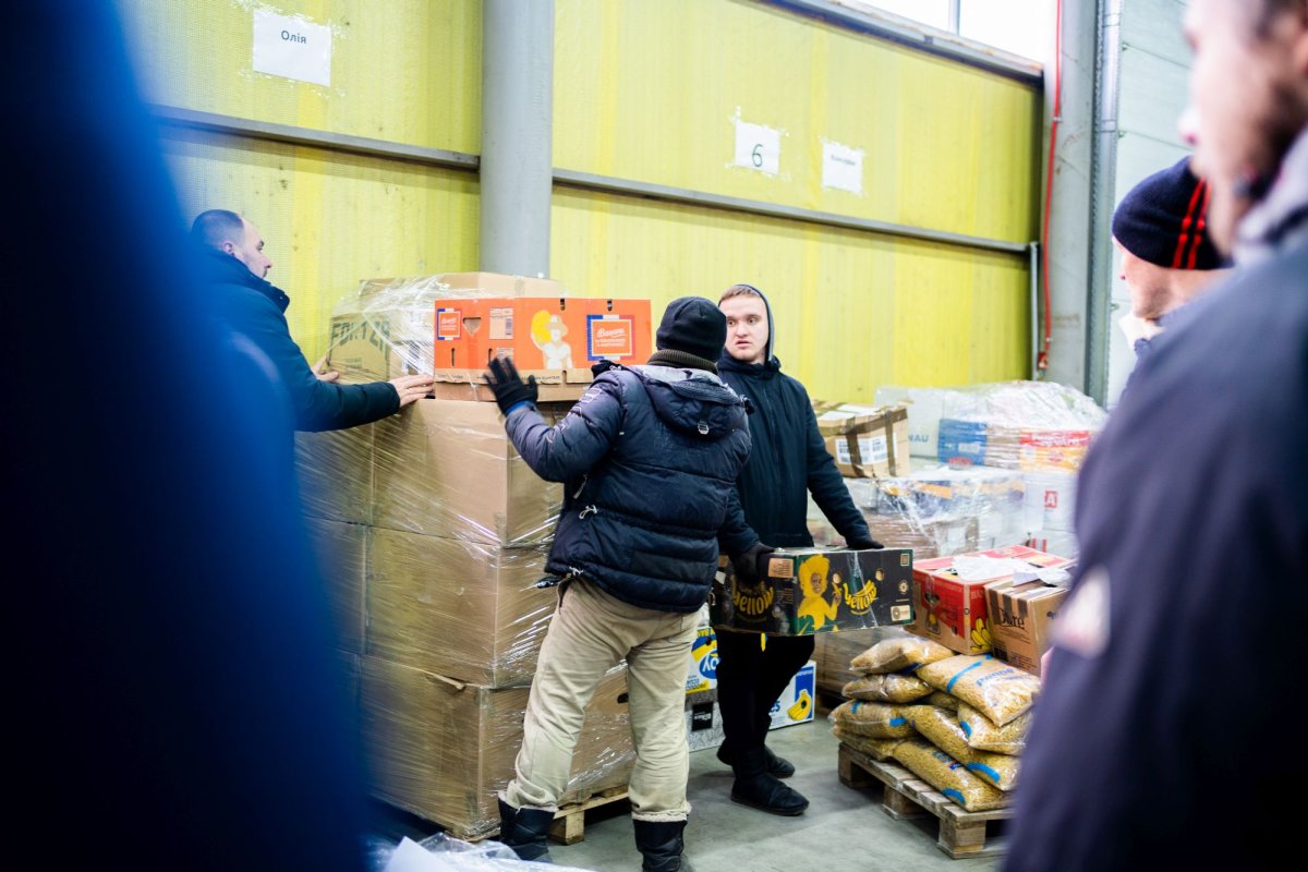 Un nou convoi umanitar din Arhiepiscopia Sucevei și Rădăuților a ajuns la Cernăuți 206165