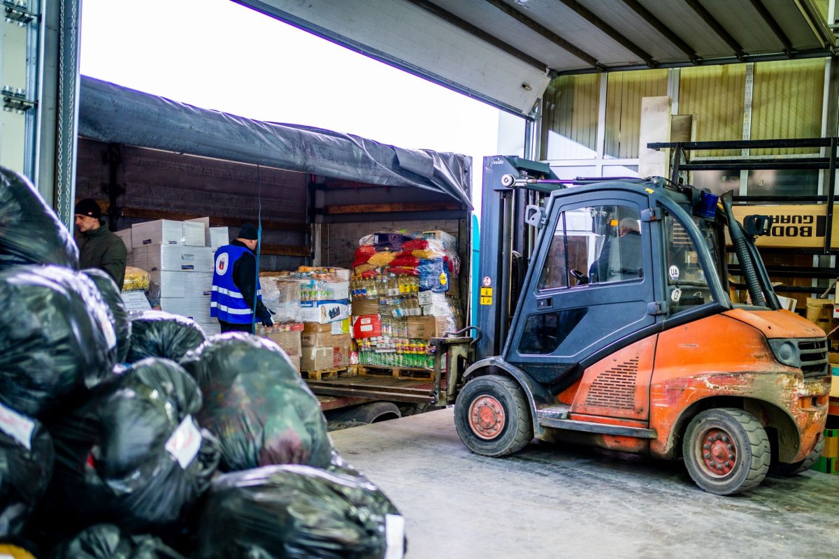 Un nou convoi umanitar din Arhiepiscopia Sucevei și Rădăuților a ajuns la Cernăuți 206166