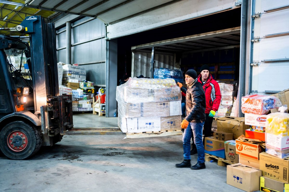 Un nou convoi umanitar din Arhiepiscopia Sucevei și Rădăuților a ajuns la Cernăuți 206177