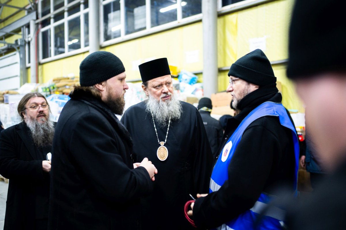 Un nou convoi umanitar din Arhiepiscopia Sucevei și Rădăuților a ajuns la Cernăuți 206178