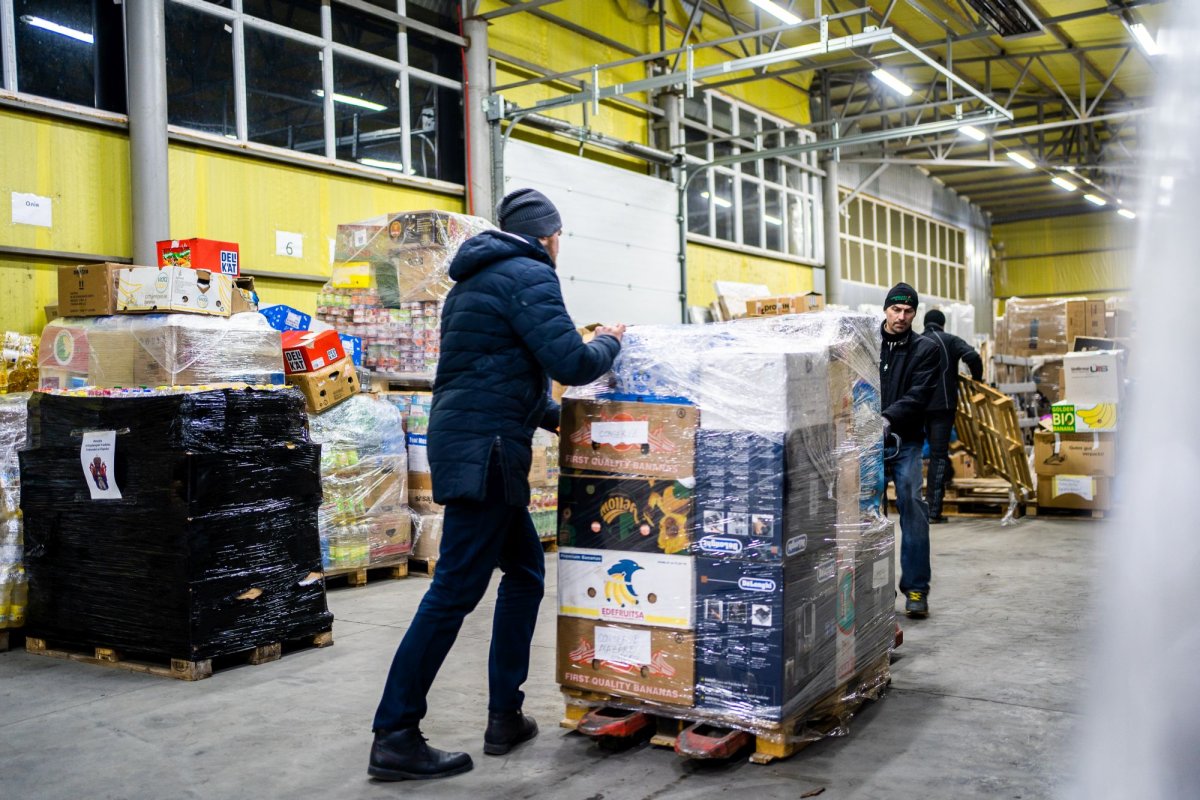 Un nou convoi umanitar din Arhiepiscopia Sucevei și Rădăuților a ajuns la Cernăuți 206181