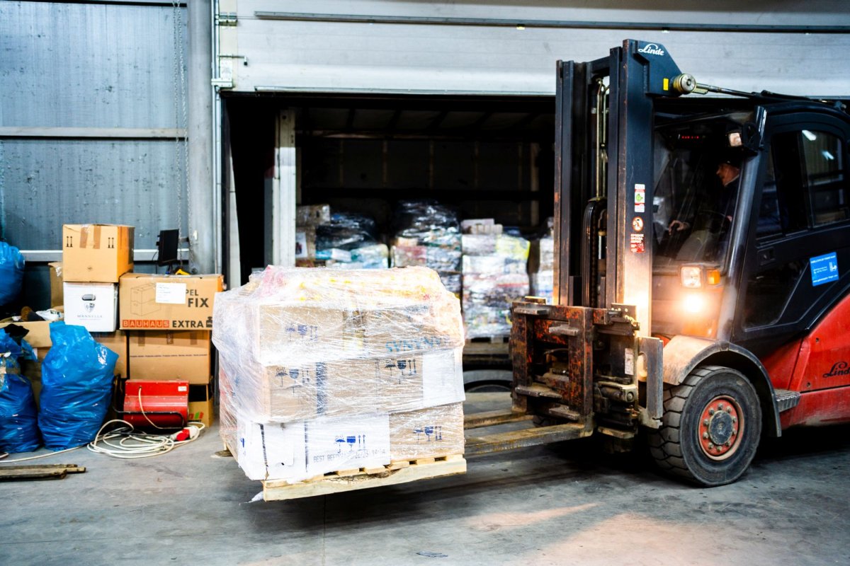 Un nou convoi umanitar din Arhiepiscopia Sucevei și Rădăuților a ajuns la Cernăuți 206184