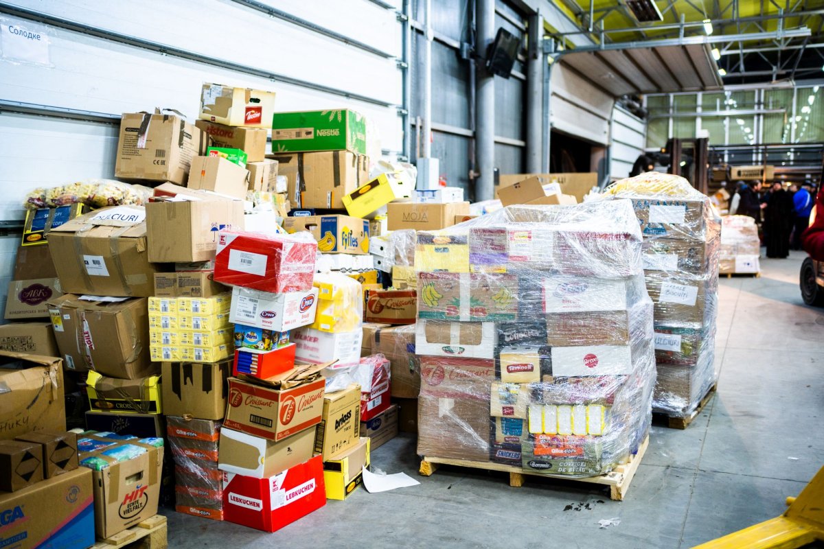 Un nou convoi umanitar din Arhiepiscopia Sucevei și Rădăuților a ajuns la Cernăuți 206185