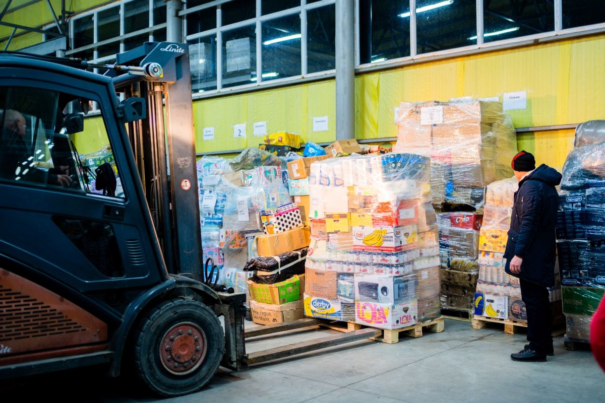 Un nou convoi umanitar din Arhiepiscopia Sucevei și Rădăuților a ajuns la Cernăuți 206190