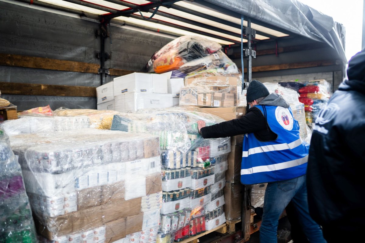 Un nou convoi umanitar din Arhiepiscopia Sucevei și Rădăuților a ajuns la Cernăuți 206205