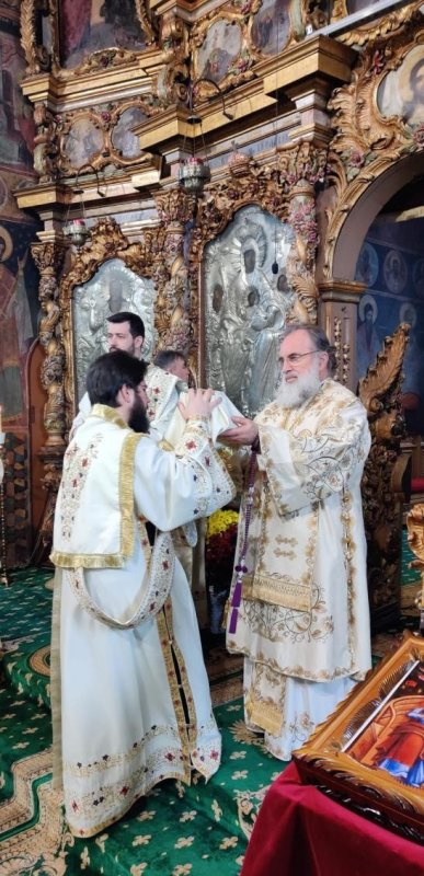 Slujire arhierească în Catedrala Arhiepiscopală din Roman 206567