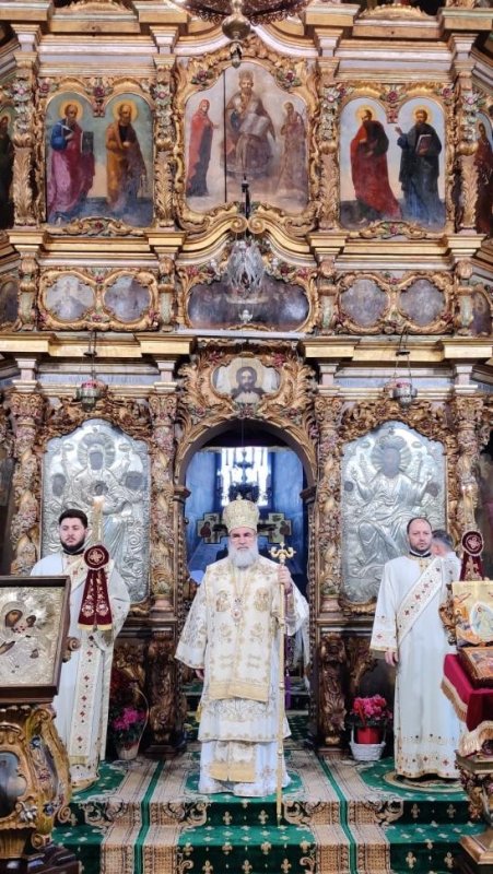 Slujire arhierească în Catedrala Arhiepiscopală din Roman 206568