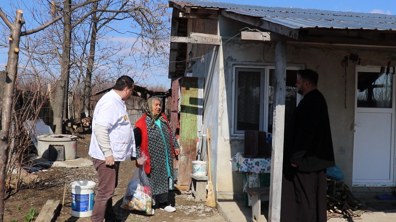 Voluntarii Paraclisului Catedralei Naționale, în sprijinul a 30 de familii prahovene 206657