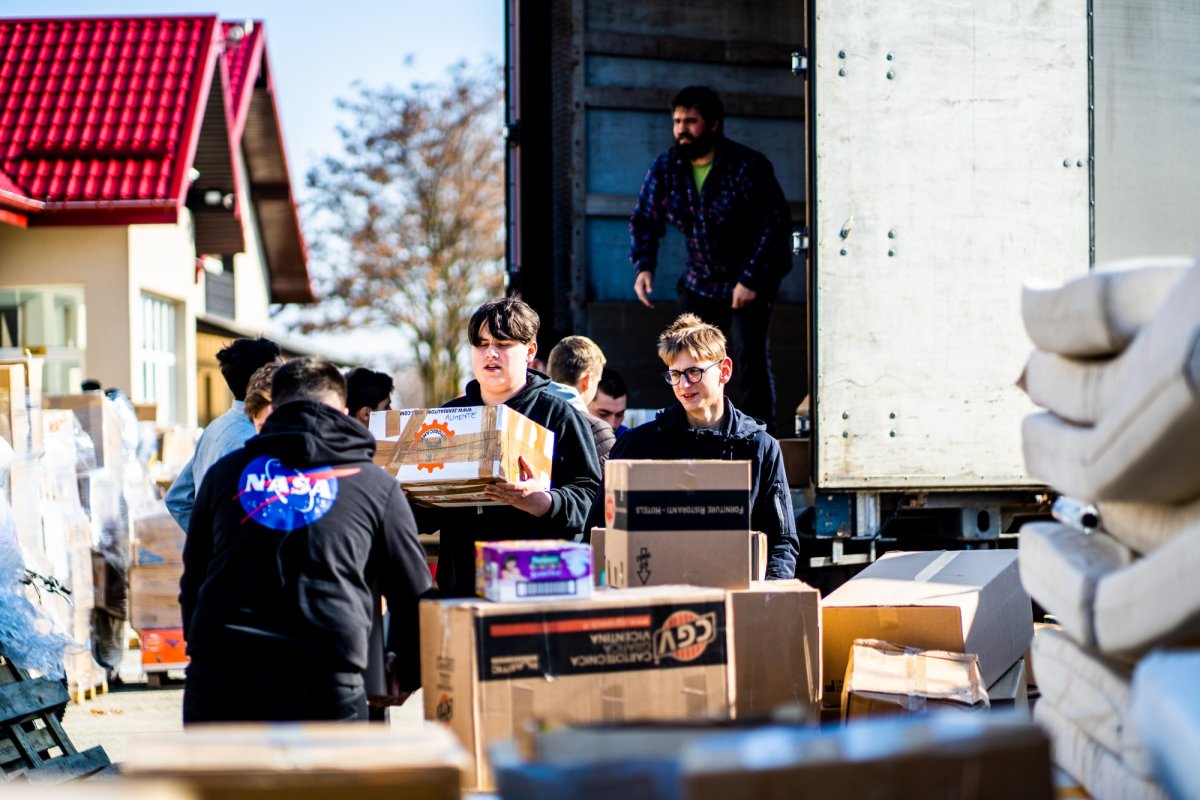 Elevii Seminarului Teologic Liceal Ortodox „Mitropolitul Dosoftei” din Suceava se alătură acțiunilor de sprijinire a refugiaților ucraineni 206838