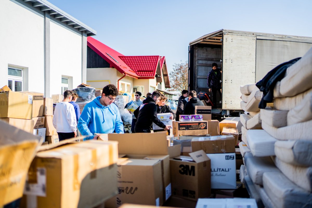 Elevii Seminarului Teologic Liceal Ortodox „Mitropolitul Dosoftei” din Suceava se alătură acțiunilor de sprijinire a refugiaților ucraineni 206839