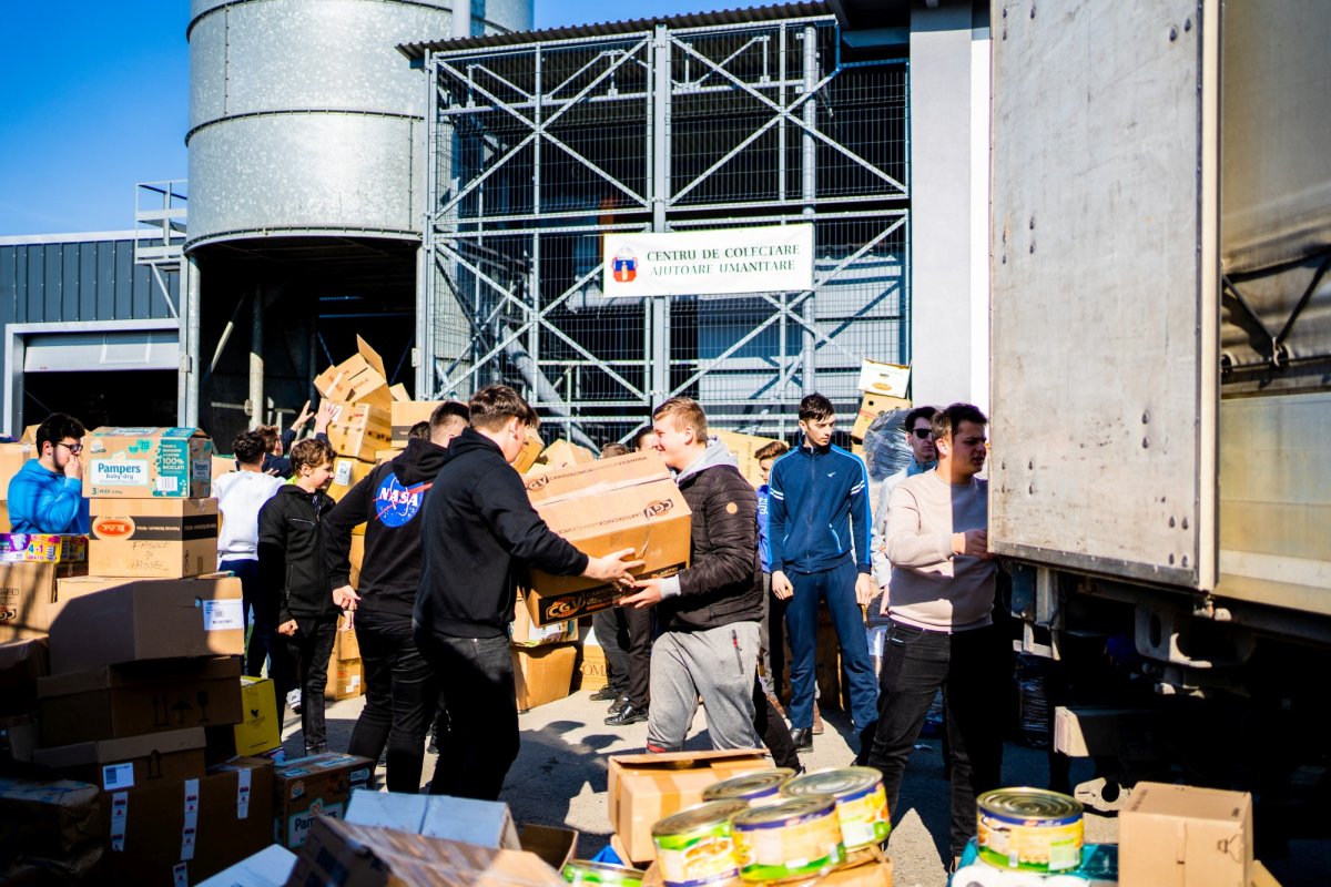 Elevii Seminarului Teologic Liceal Ortodox „Mitropolitul Dosoftei” din Suceava se alătură acțiunilor de sprijinire a refugiaților ucraineni 206840