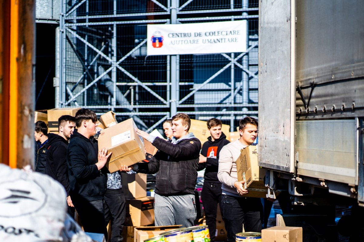 Elevii Seminarului Teologic Liceal Ortodox „Mitropolitul Dosoftei” din Suceava se alătură acțiunilor de sprijinire a refugiaților ucraineni 206841