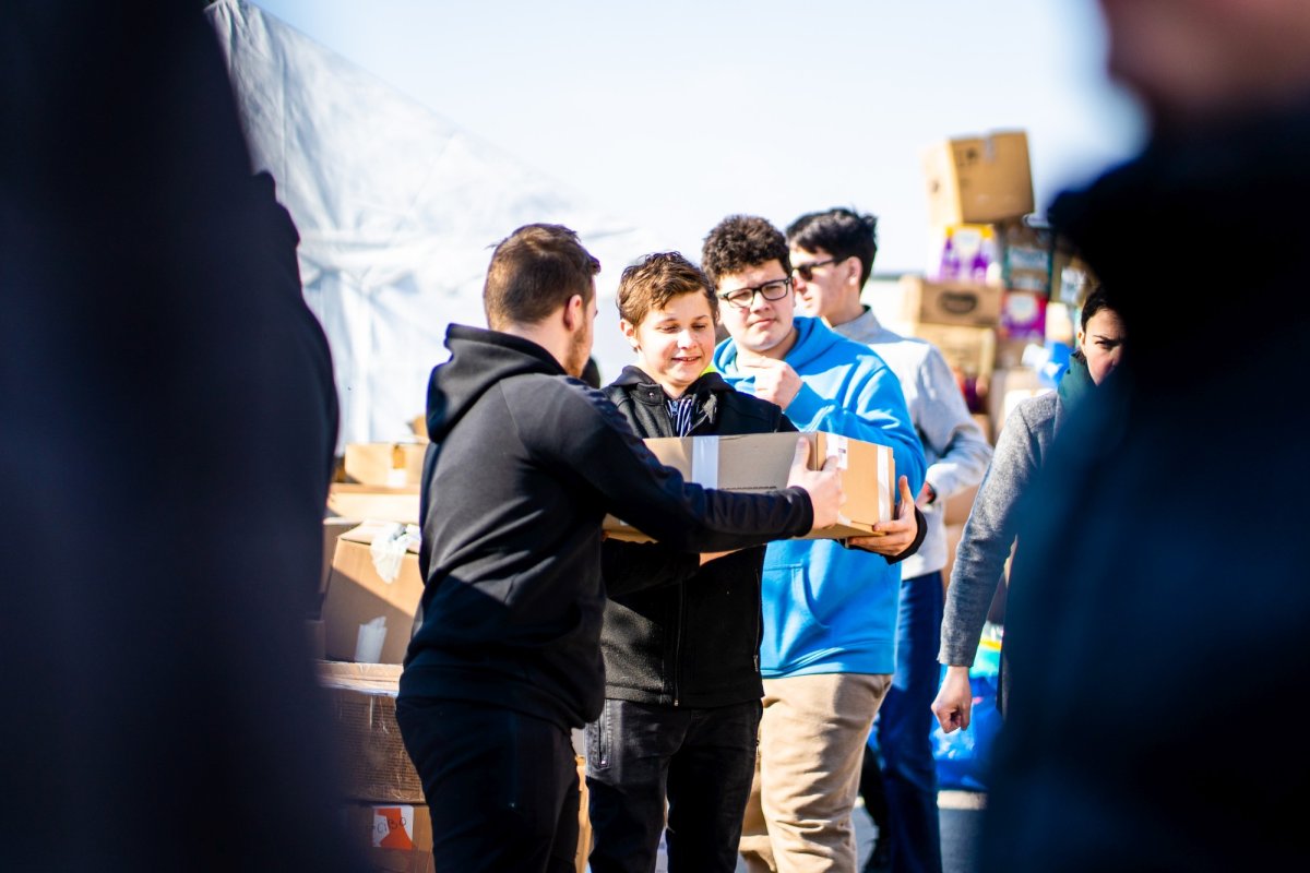 Elevii Seminarului Teologic Liceal Ortodox „Mitropolitul Dosoftei” din Suceava se alătură acțiunilor de sprijinire a refugiaților ucraineni 206843