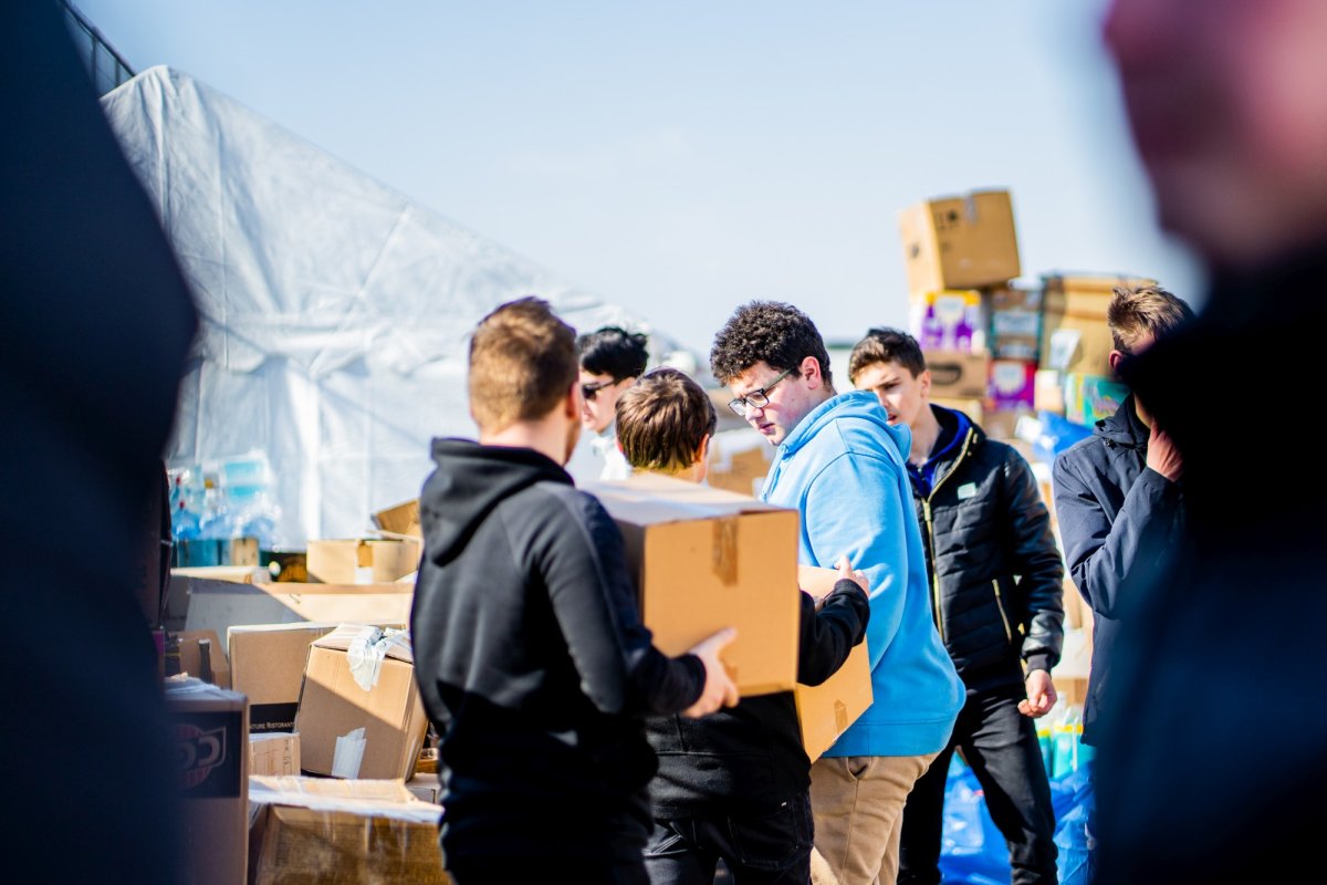 Elevii Seminarului Teologic Liceal Ortodox „Mitropolitul Dosoftei” din Suceava se alătură acțiunilor de sprijinire a refugiaților ucraineni 206844