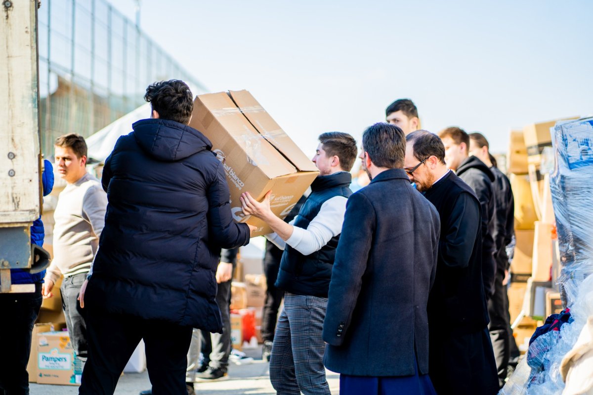 Elevii Seminarului Teologic Liceal Ortodox „Mitropolitul Dosoftei” din Suceava se alătură acțiunilor de sprijinire a refugiaților ucraineni 206846