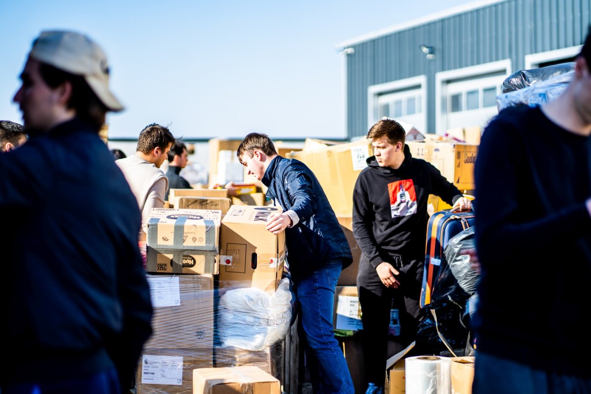 Elevii Seminarului Teologic Liceal Ortodox „Mitropolitul Dosoftei” din Suceava se alătură acțiunilor de sprijinire a refugiaților ucraineni 206847