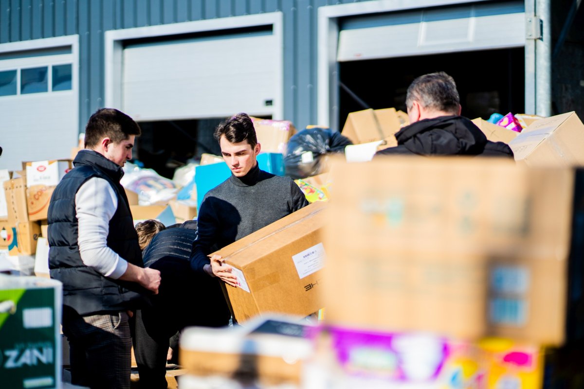 Elevii Seminarului Teologic Liceal Ortodox „Mitropolitul Dosoftei” din Suceava se alătură acțiunilor de sprijinire a refugiaților ucraineni 206848