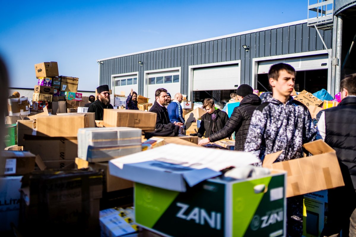 Elevii Seminarului Teologic Liceal Ortodox „Mitropolitul Dosoftei” din Suceava se alătură acțiunilor de sprijinire a refugiaților ucraineni 206849