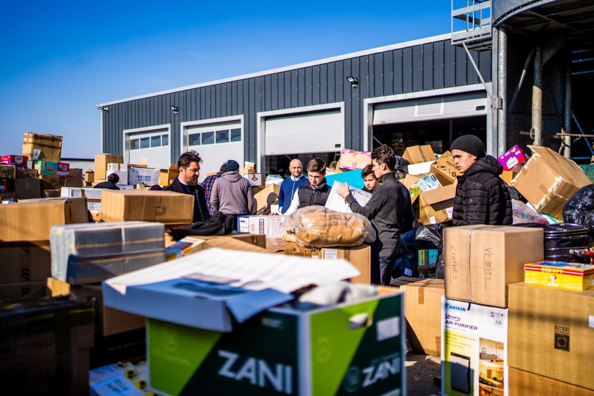 Elevii Seminarului Teologic Liceal Ortodox „Mitropolitul Dosoftei” din Suceava se alătură acțiunilor de sprijinire a refugiaților ucraineni 206850