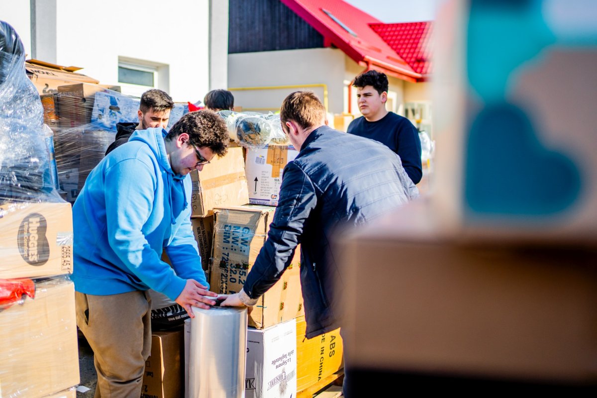 Elevii Seminarului Teologic Liceal Ortodox „Mitropolitul Dosoftei” din Suceava se alătură acțiunilor de sprijinire a refugiaților ucraineni 206851