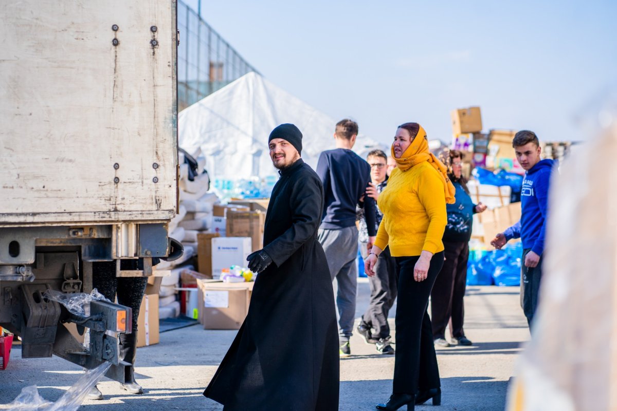 Elevii Seminarului Teologic Liceal Ortodox „Mitropolitul Dosoftei” din Suceava se alătură acțiunilor de sprijinire a refugiaților ucraineni 206853