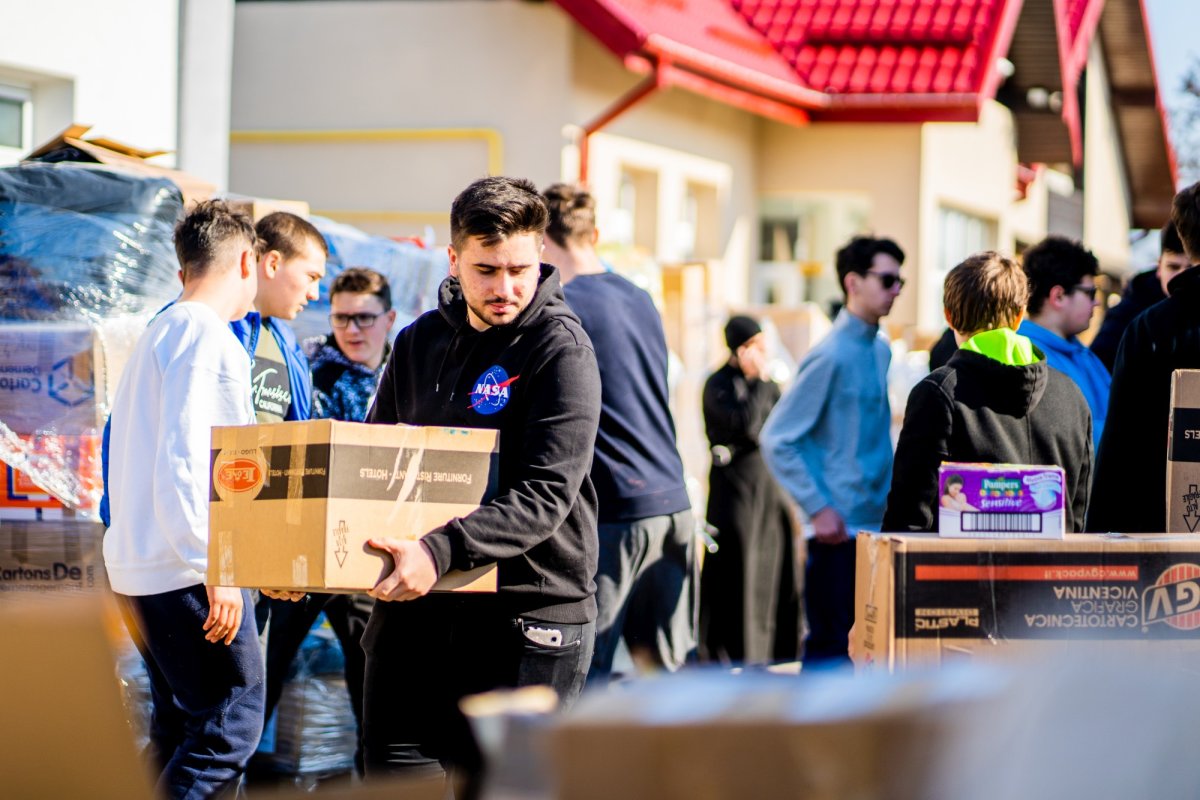 Elevii Seminarului Teologic Liceal Ortodox „Mitropolitul Dosoftei” din Suceava se alătură acțiunilor de sprijinire a refugiaților ucraineni 206859
