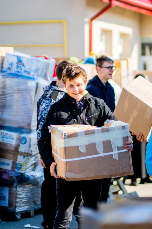 Elevii Seminarului Teologic Liceal Ortodox „Mitropolitul Dosoftei” din Suceava se alătură acțiunilor de sprijinire a refugiaților ucraineni 206860
