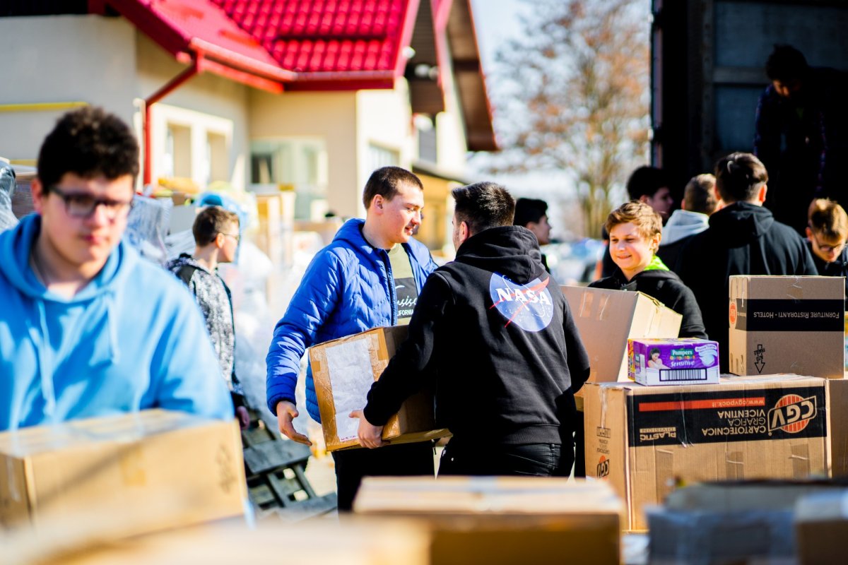 Elevii Seminarului Teologic Liceal Ortodox „Mitropolitul Dosoftei” din Suceava se alătură acțiunilor de sprijinire a refugiaților ucraineni 206861