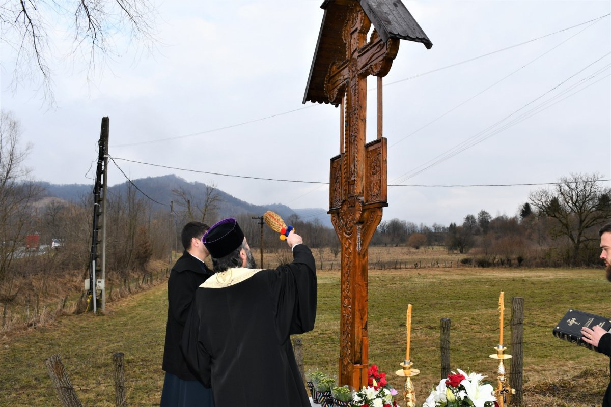 Vizite și slujiri în comunități din Episcopia Caransebeşului 207082