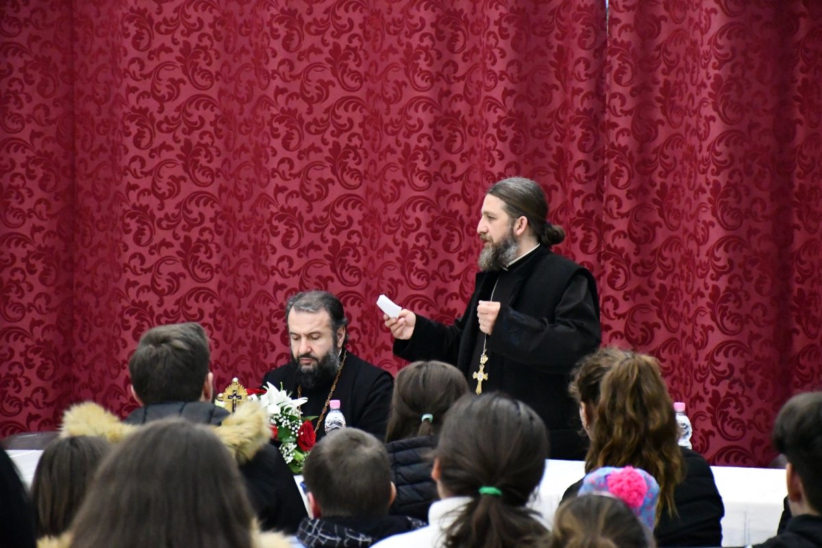 Vizite și slujiri în comunități din Episcopia Caransebeşului 207083