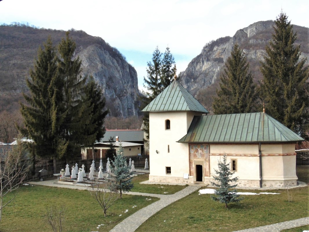 Mănăstirea Polovragi, locul unde rugăciunea mângâie cerul 207337