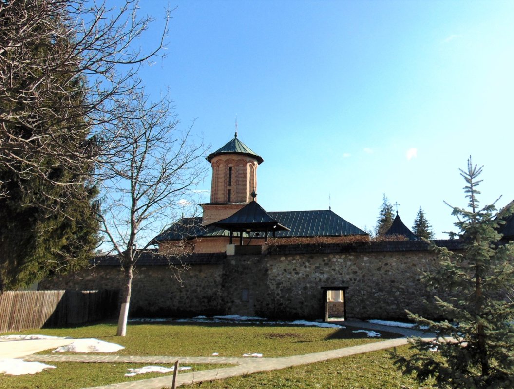 Mănăstirea Polovragi, locul unde rugăciunea mângâie cerul 207339