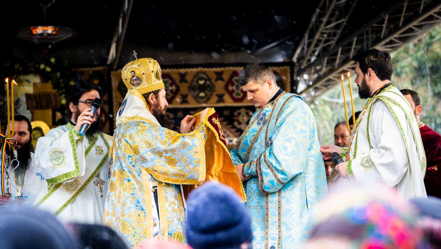 Hramul Mănăstirii Moldovița sărbătorit prin Liturghie arhierească 208022