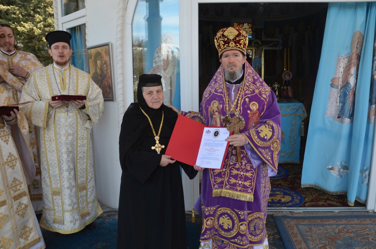 Mănăstirea „Sfânta Cruce” din Oradea - 30 de ani de slujire jertfelnică  208142