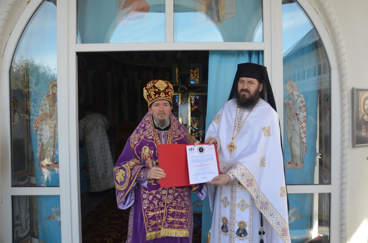 Mănăstirea „Sfânta Cruce” din Oradea - 30 de ani de slujire jertfelnică  208143