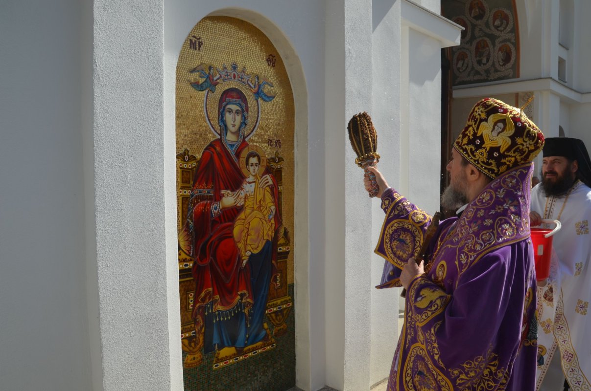 Mănăstirea „Sfânta Cruce” din Oradea - 30 de ani de slujire jertfelnică  208145