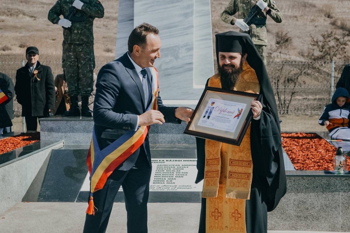 Sfinţirea capelei mortuare și a monumentului eroilor din Budești-Fânațe 208137