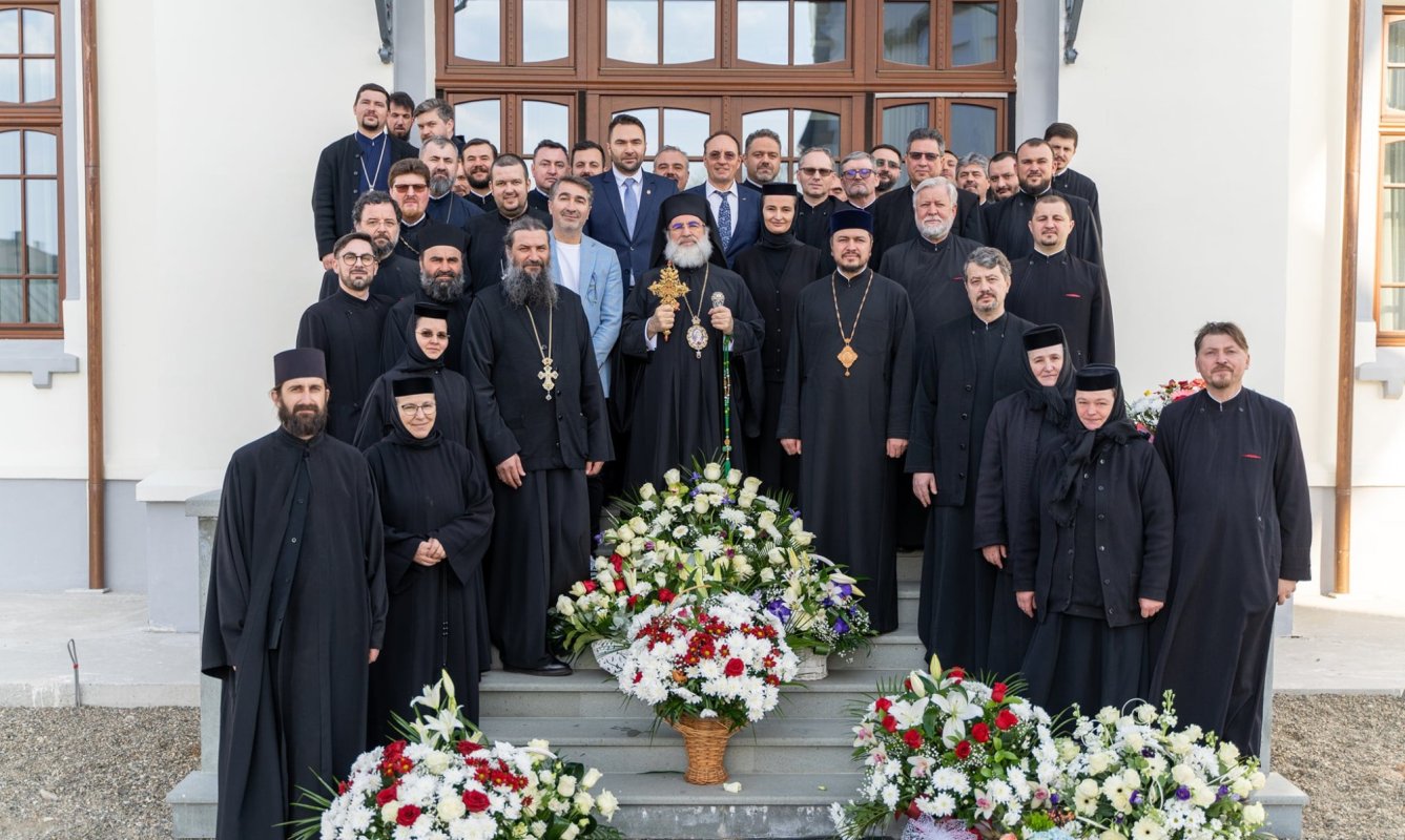 Arhiepiscopul Romanului și Bacăului la ceas aniversar 208282