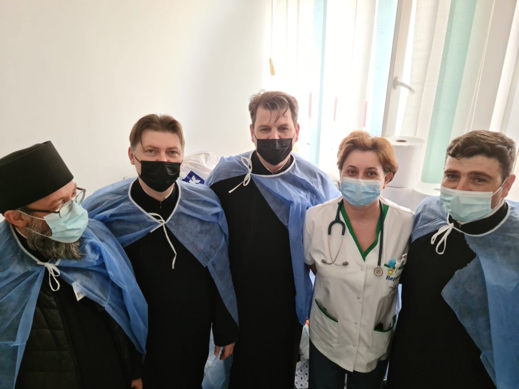 Donații „pentru mămici și pentru cei mici” din partea a trei parohii băcăuane 208553